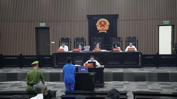 Hội đồng xét xử đọc khai mạc phiên tòa.