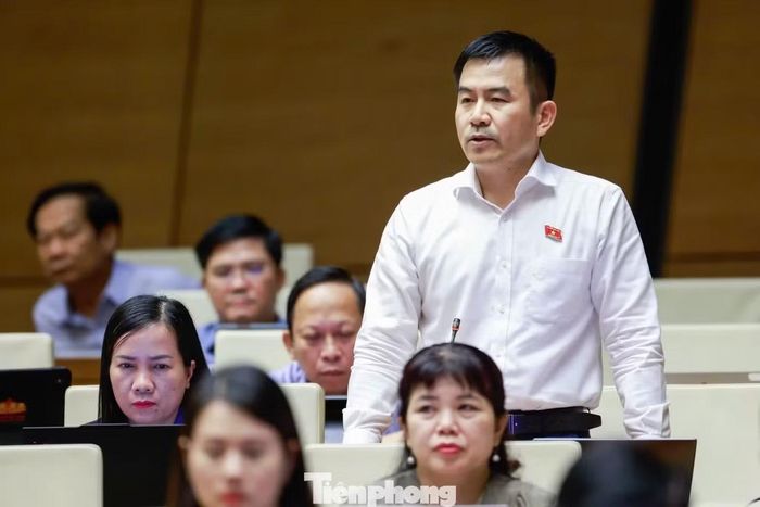 Đại biểu quốc hội Nguyễn Trung Kiên đề cập đến một loạt các vi phạm trên mạng xã hội. Ảnh: Như Ý.