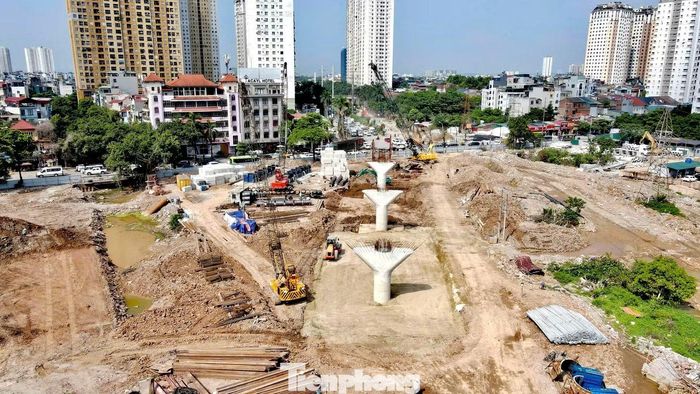 Điểm mới đáng chú ý trên công trường là những trụ cầu vượt đầu tiên đã vươn lên. Theo thiết kế, cầu vượt trực thông dài hơn 255 m, kết hợp xây dựng nút giao hoàn chỉnh giữa tuyến đường số 1 và đường 70.