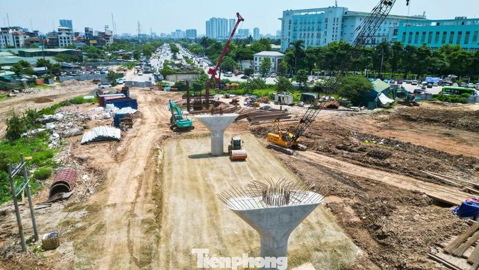 Theo đại diện nhà thầu, hạng mục cầu hiện thuận lợi hơn khi đã có đủ mặt bằng sạch. Tuy nhiên, phần nút giao vẫn phức tạp do phải di dời hệ thống hạ tầng kỹ thuật, trong đó có các tuyến điện cao thế.