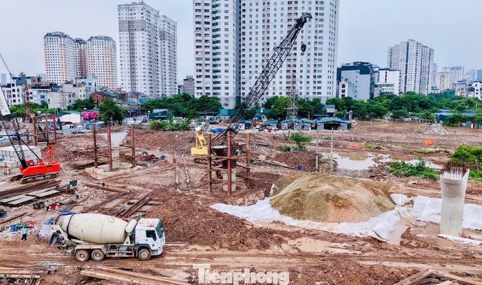 Các nhà thầu đang tập trung nhân lực, máy móc, tăng tốc thi công nhằm bù lại khoảng thời gian chậm tiến độ trước đó, hướng tới mục tiêu hoàn thành dự án vào cuối năm 2026.