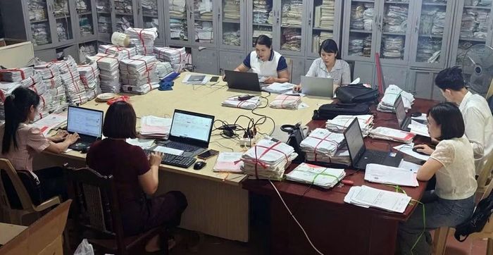 Lực lượng chức năng cập nhật dữ liệu.
