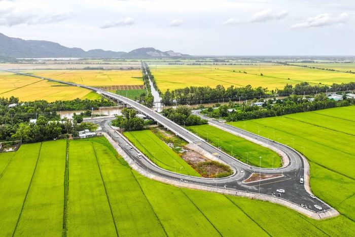  Điểm nhấn của tuyến đường là nút giao hình chữ Y﻿. Nhìn từ trên cao, những nhánh đường cong mềm mại giữa đồng ruộng tạo thành một hình khối nổi bật. Con đường mới hiện đại nổi bật trên nền ruộng lúa tạo nên một khung cảnh độc đáo. 