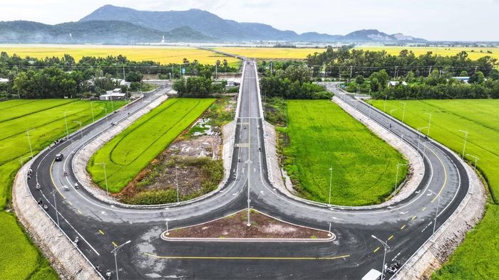 Những ngày nắng đẹp, bầu trời xanh cao, ánh nắng trải xuống mặt đường và những cánh đồng, phía xa ẩn hiện đồi núi.