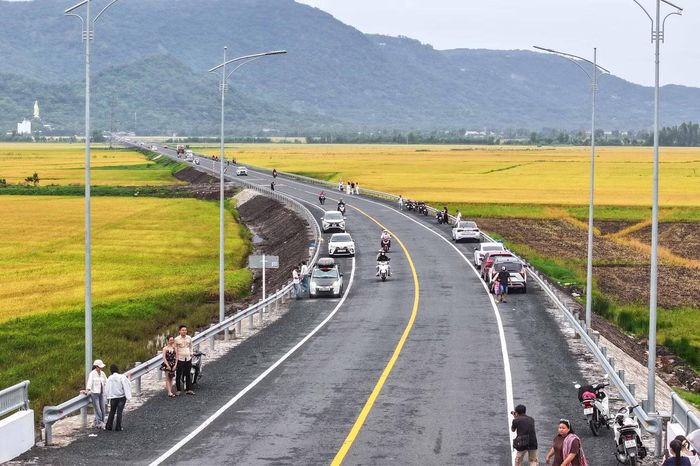  Về vấn đề an toàn giao thông, trao đổi với PV Tiền Phong, ông Trần Văn Cường - Chủ tịch UBND xã Tri Tôn cho biết, địa phương thường xuyên phối hợp công an tuyên truyền, nhắc nhở người dân dừng, đỗ xe, chụp ảnh đúng quy định, đảm bảo an toàn giao thông. “Chúng tôi thường xuyên kiểm tra, nhắc nhở, nhất là khi người dân tập trung đông chụp ảnh để tránh ảnh hưởng giao thông”, ông Cường nói. 