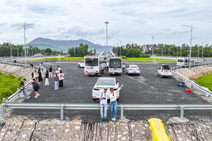  Tuyến tránh Tri Tôn sau khi đưa vào khai thác đã thành điểm check-in﻿ được nhiều bạn trẻ tìm tới, đặc biệt vào mùa lúa chín. 