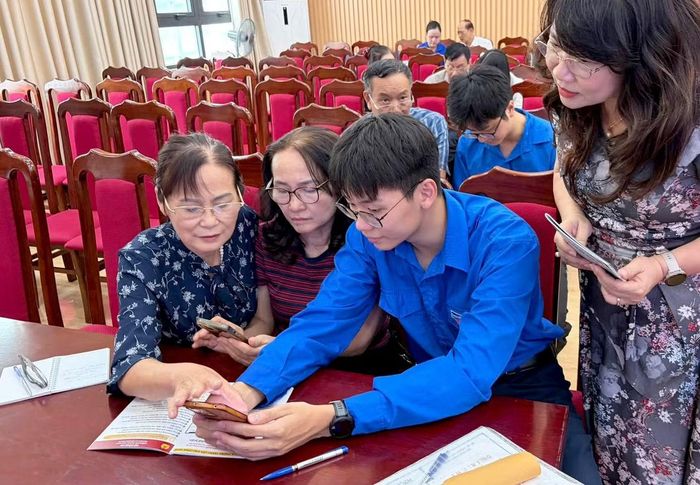 Đoàn viên thanh niên hướng dẫn kỹ năng số cho người cao tuổi. Ảnh: ĐPTH