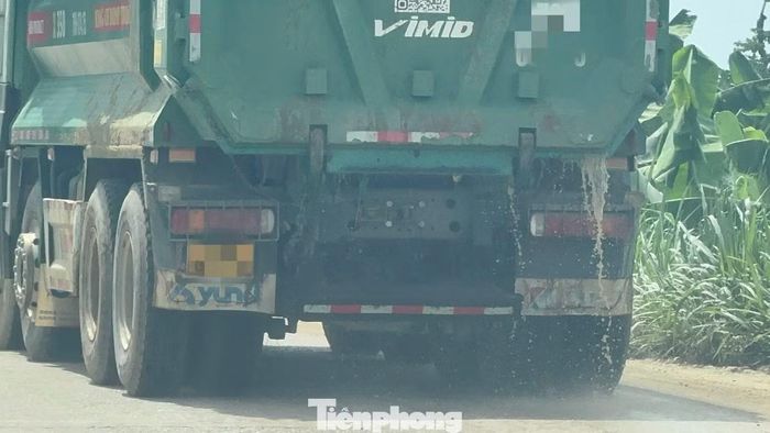 Xe tải mang BKS 76H-074... từ khu vực mỏ cát lưu thông trên tuyến đường Nam Phước - Xuân Phổ ra cầu Phước Lộc.