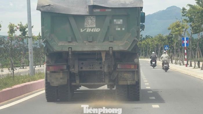 Nước, cát và bùn chảy ra từ thùng xe kéo thành vệt dài.