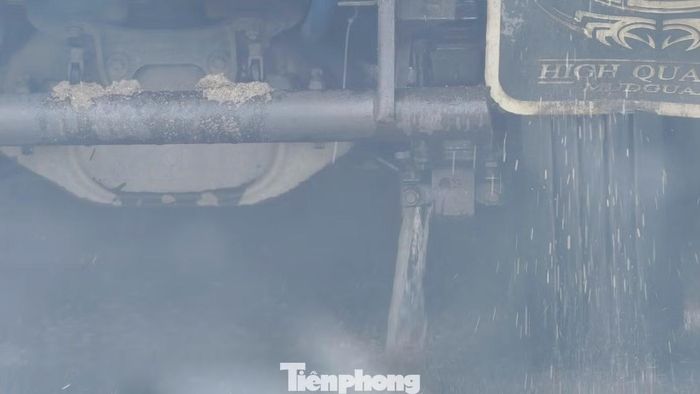 Tình trạng tương tự cũng diễn ra trên tuyến đường thôn Văn hóa Thọ Lộc Đông (xã Sơn Tịnh), hướng ra Quốc lộ 24B.