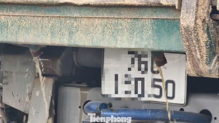 Xe chở cát lưu thông trên tuyến Quốc lộ 1A (đoạn qua phường Trương Quang Trọng đi ra hướng xã Bình Sơn).