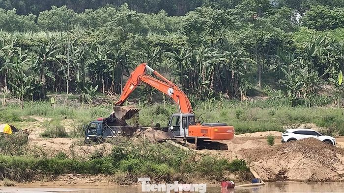 Cát được hút, bơm lên từ mỏ ở khu vực giáp ranh xã Nghĩa Giang và Trà Giang (tỉnh Quảng Ngãi) không để lắng nước mà trực tiếp đưa lên xe tải.