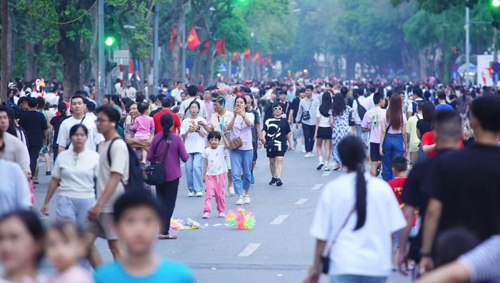 Người dân vui chơi trong ngày nghỉ ở Thủ đô. Ảnh: TP.