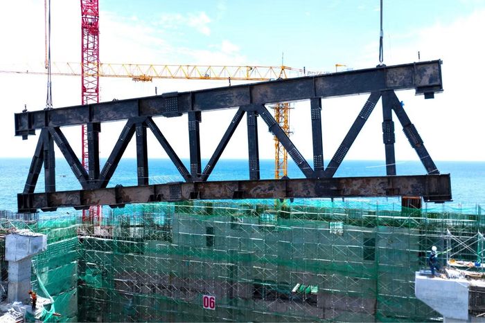 Anh Vàng cho biết, không có nhiều công trình phải sử dụng đồng thời hai thiết bị siêu trường, siêu trọng với quy mô như trên. Do công trình nằm trên đảo Phú Quốc, việc đưa các thiết bị này tới công trường cũng là một bài toán lớn. Cần cẩu được tháo rời thành nhiều cấu phần, vận chuyển bằng tàu, xà lan từ đất liền ra đảo. Sau đó, khoảng 13-15 xe đầu kéo siêu trường, siêu trọng được huy động để đưa thiết bị vào công trường và lắp ráp.