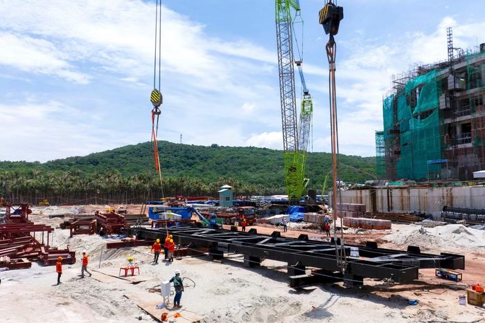 Theo cập nhật mới nhất, Nhà biểu diễn đa năng phục vụ APEC 2027 đã cơ bản định hình, với khoảng 97% kết cấu bê tông cốt thép hoàn thành. Khối kết cấu đồ sộ cho thấy quy mô lớn của không gian biểu diễn, sân khấu và các khu vực chức năng bên trong công trình. Dự án cũng chịu áp lực về nguồn vật liệu, vận chuyển bằng đường biển và một số thiết bị phải nhập khẩu.