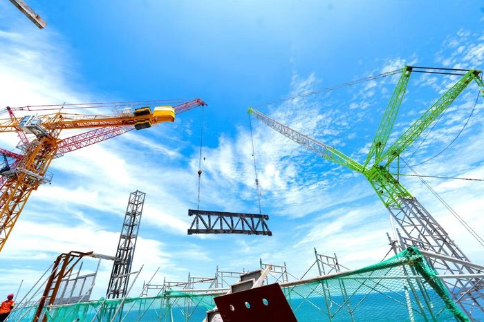 Để thực hiện công đoạn thi công mái, nhà thầu phải huy động cùng lúc hai cần cẩu siêu trường, siêu trọng. Trong đó, một cần cẩu có sức nâng khoảng 650 tấn và chiếc còn lại khoảng 800 tấn.