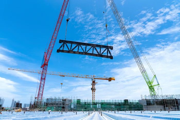 Riêng công đoạn nâng, lắp toàn bộ truss thứ 5 dự kiến kéo dài khoảng một ngày. Trong đó, mỗi lần nâng một khung từ mặt đất lên vị trí lắp đặt mất khoảng 35-40 phút. Công trường Nhà hát APEC nằm sát biển nên quá trình thi công chịu ảnh hưởng không nhỏ bởi điều kiện mặt bằng, thời tiết và sức gió. Các đơn vị thi công phải liên tục điều chỉnh phương án, tổ chức thi công phù hợp để bảo đảm tiến độ.