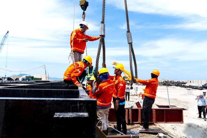 Theo anh Trần Văn Giáp - người phụ trách vận hành cần cẩu 800 tấn và từng tham gia vận hành thiết bị cẩu lớn tại công trường sân bay Long Thành, yêu cầu quan trọng nhất trong quá trình nâng hạ là kiểm soát tải trọng và bán kính làm việc của khối hàng, bảo đảm phù hợp với sức nâng của thiết bị. Trong trường hợp người điều khiển cẩu bị khuất tầm nhìn, đội ngũ "xi nhan" bên dưới phải phối hợp chính xác, nhịp nhàng để đưa khối kết cấu về đúng vị trí.
