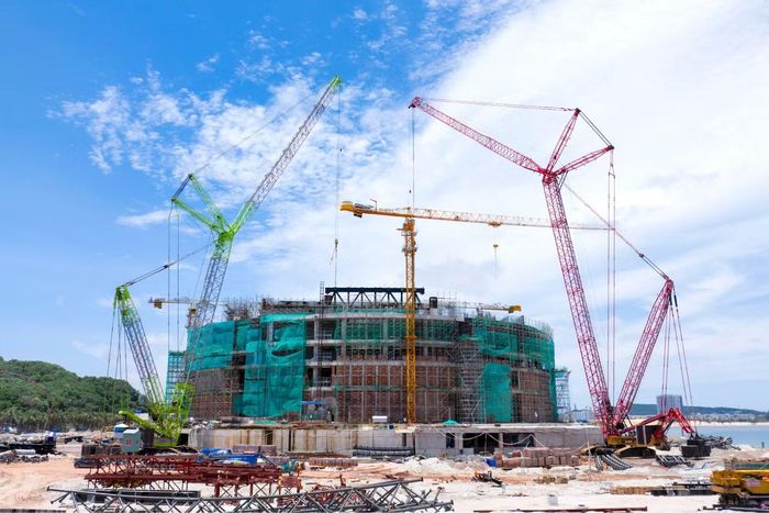 Hai thiết bị có chiều cao lớn, được bố trí phối hợp để nâng khối kết cấu nặng 125 tấn từ mặt đất lên vị trí lắp đặt.