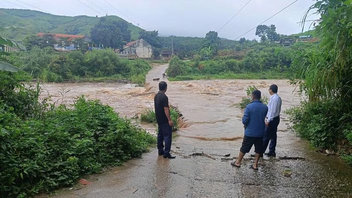 Cầu tràn Đăk Ák bị ngập gây chia cắt 283 hộ dân.