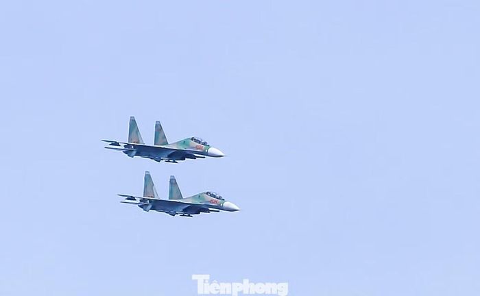 Biên đội 2 chiếc tiêm kích Su-30MK2 thực hiện diễn tập. (Ảnh: Trương Định)