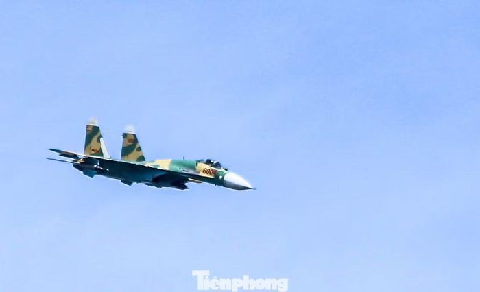 Máy bay Su-27 số hiệu 6004 tham gia diễn tập. (Ảnh: Trương Định)