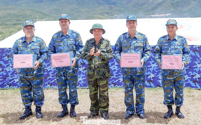 Ông Thái Đại Ngọc - Bí thư Tỉnh ủy Gia Lai (giữa) tặng quà, biểu dương các phi công, tổ bay. (Ảnh: Trương Định)