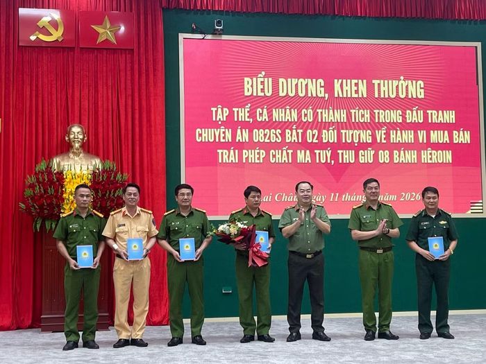 Thiếu tướng Bùi Quyết Toán, Giám đốc công an tỉnh Lai Châu (thứ 3 từ phải sang) biểu dương, khen thưởng các cá nhân, đơn vị tham gia phá án