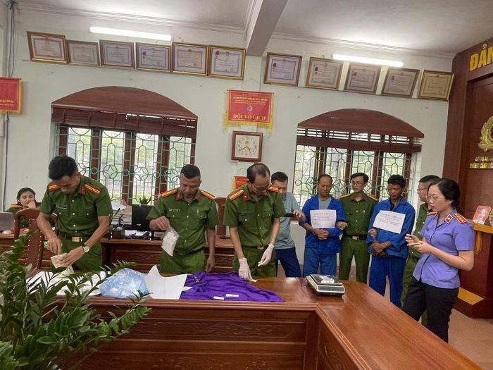 Các cơ quan chức năng kiểm tra tang vật vụ án
