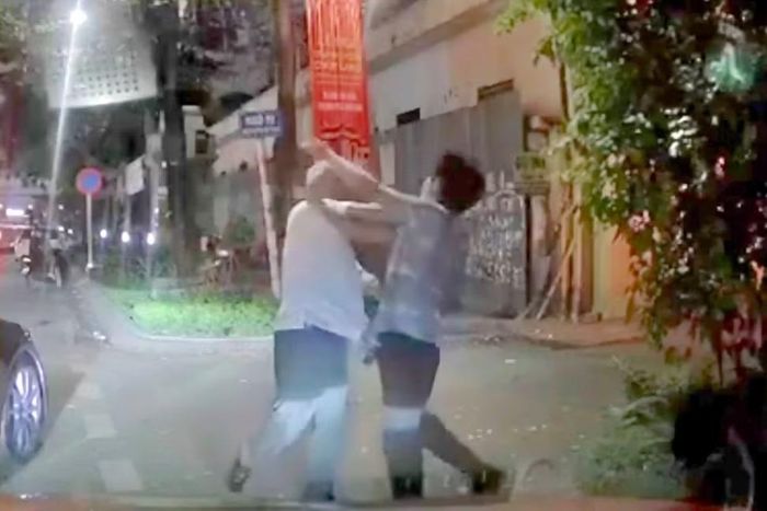Clip bị cáo Nguyễn Ngọc Ngân đánh tài xế taxi.