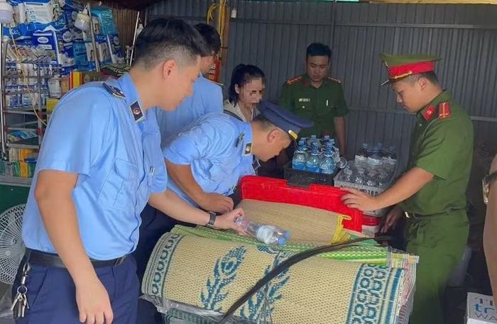 Lực lượng chức năng kiểm tra tại cơ sở chị H.