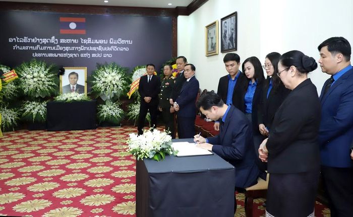 Anh Nguyễn Minh Triết ghi sổ tang viếng Chủ tịch Quốc hội Lào Xaysomphone Phomvihane.
