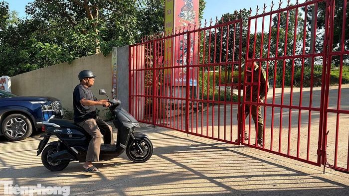 Cổng chùa Bầu hiện có lực lượng chức năng bảo vệ.