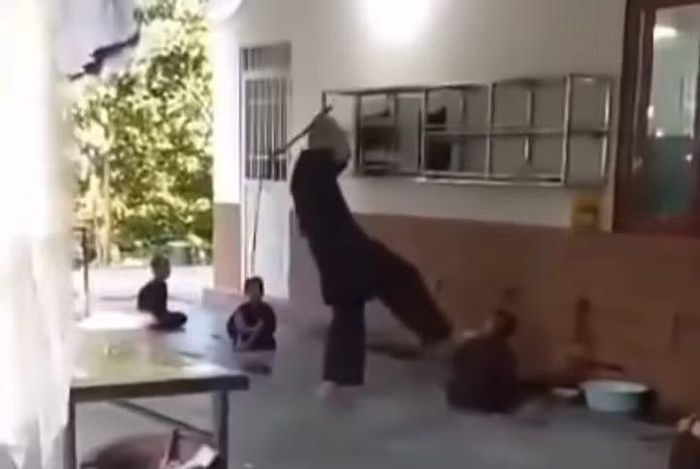 Nguyễn Thế Duy dùng roi đánh các cháu nhỏ tại chùa Bầu, Phú Thọ.