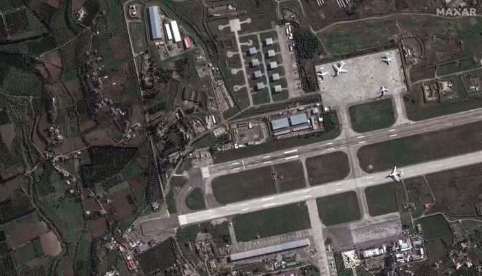 Ảnh vệ tinh căn cứ không quân Hmeimim.