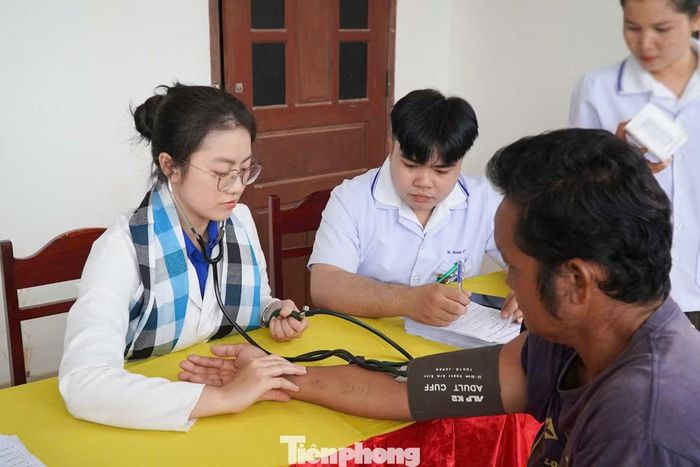 Bên cạnh đó, đội ngũ y, bác sĩ trong đoàn tổ chức khám bệnh, tư vấn sức khỏe và cấp phát thuốc miễn phí cho hơn 700 người dân địa phương. Người dân được khám và tư vấn sức khỏe đầy đủ các chuyên khoa, thực hiện các xét nghiệm, siêu âm, chụp X quang…