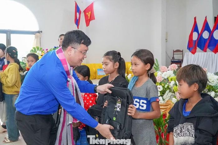 Tại huyện Lakhonpheng (tỉnh Salavan), đoàn tình nguyện đã giao lưu với địa phương, trao tặng 250 suất quà cho người dân và học sinh có hoàn cảnh khó khăn trên địa bàn.