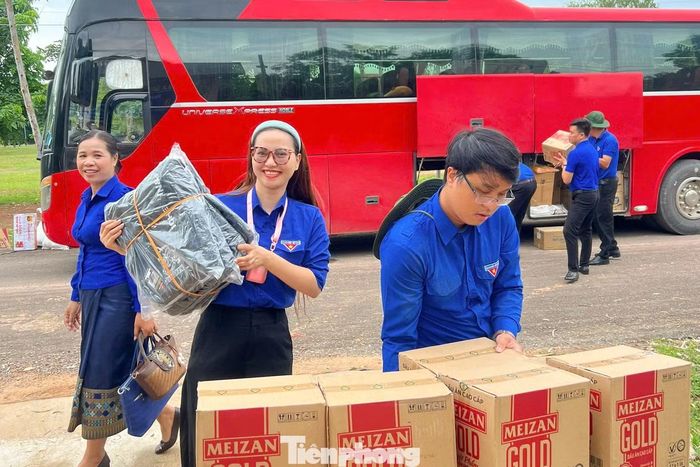Thành Đoàn Đà Nẵng cũng trao tặng các trang thiết bị phục vụ hoạt động cho Đoàn thanh niên của 2 tỉnh. Tại tỉnh Sê Kông, đoàn trao tặng một máy tính xách tay, một bộ trống Đội và một loa di động; tại tỉnh Salavane, trao tặng một máy tính xách tay và một loa di động.