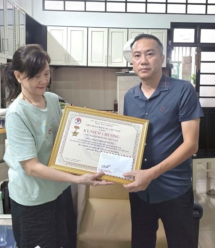 Phó chủ tịch VFF Nguyễn Xuân Vũ trao kỷ niệm chương "Vì sự nghiệp bóng đá Việt Nam" cho HLV Phan Thanh Hùng.