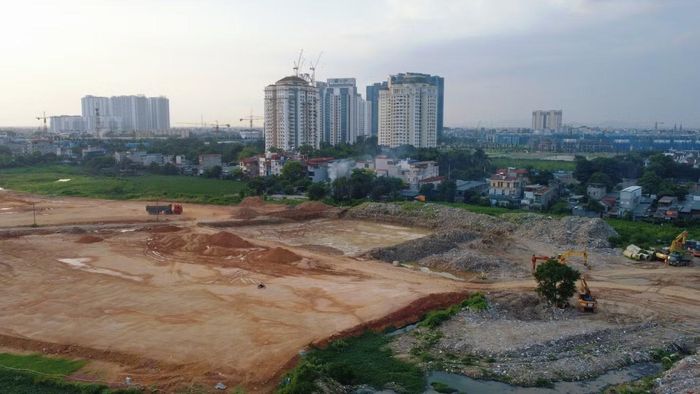 Theo thiết kế, tuyến metro số 2 sẽ khai thác 10 đoàn tàu, mỗi đoàn gồm 4 toa. Tốc độ vận hành tối đa đạt 110 km/h trên đoạn đi trên cao và 80 km/h đối với đoạn đi ngầm.