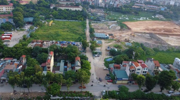 Theo Ban quản lý dự án đầu tư - hạ tầng phường Xuân Đỉnh, dự án xây dựng Depot và đường dẫn vào Depot thuộc dự án tuyến đường sắt đô thị thứ 2 có tổng diện tích cần phải giải phóng mặt bằng (GPMB) là hơn 175.800m2 (trong đó đất ở là hơn 9.600m2; đất nông nghiệp là hơn 154.000m2; đất cơ quan, tổ chức là hơn 11.900m2; số mộ cần di chuyển là 62 mộ).