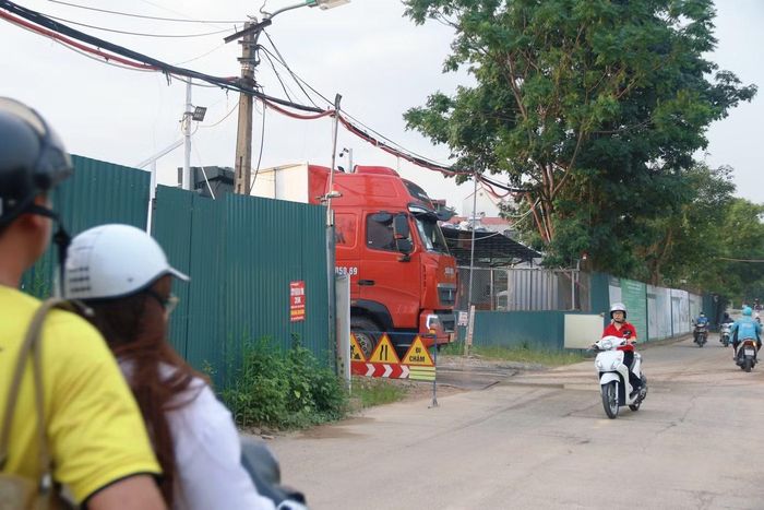 Sau khi hoàn tất san lấp, các nhà thầu triển khai đầm nén nền, chuẩn bị cho các hạng mục kết cấu chính.