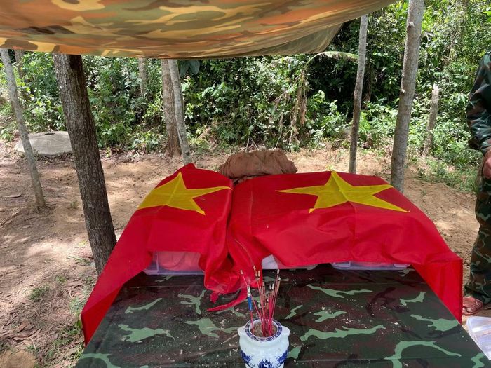 Hai hài cốt được an táng tại Nghĩa trang liệt sĩ xã Phú Ninh. Ảnh: Ban Chỉ huy Quân sự xã Phú Ninh