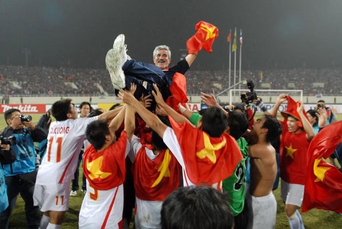 Trợ lý HLV Phan Thanh Hùng có công lớn trong chức vô địch AFF Cup 2008 của Việt Nam