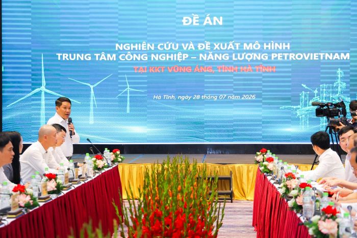 TS Phan Minh Quốc Bình trình bày về Đề án Nghiên cứu và đề xuất mô hình TTCNNL Petrovietnam.