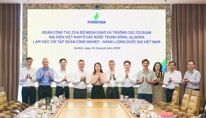 Lãnh đạo Petrovietnam cùng đoàn công tác của Bộ Ngoại giao và các Đại sứ, Trưởng Cơ quan đại diện Việt Nam tại khu vực Trung Đông và Algeria.