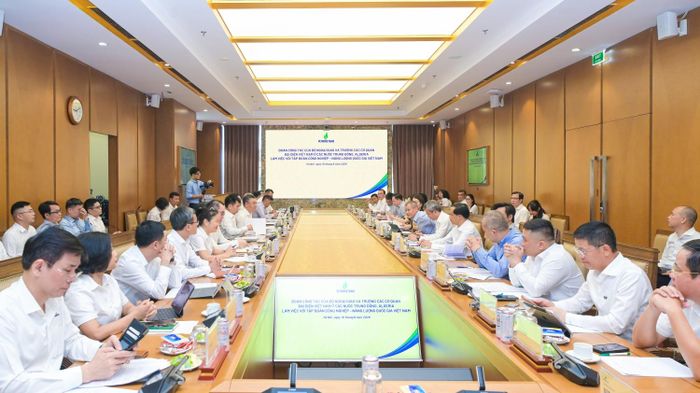 Các đại biểu trao đổi tại buổi làm việc.