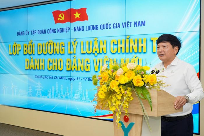 Đồng chí Lê Anh Chiến - Ủy viên Ban Chấp hành Đảng bộ, Phó Trưởng ban Tuyên giáo và Dân vận Đảng ủy Petrovietnam phát biểu tại lễ khai giảng.