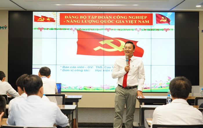 ThS. Cao Viết Sơn - Báo cáo viên, giảng viên của Lớp bồi dưỡng lý luận chính trị dành cho đảng viên mới.