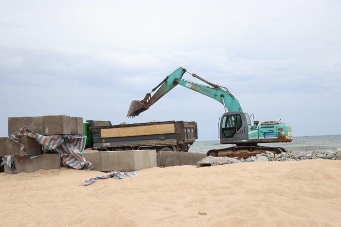 Lãnh đạo Ban Quản lý dự án cho biết, hiện công trường duy trì khoảng 50-70 công nhân cùng hơn 10 máy móc và thiết bị chuyên dụng.